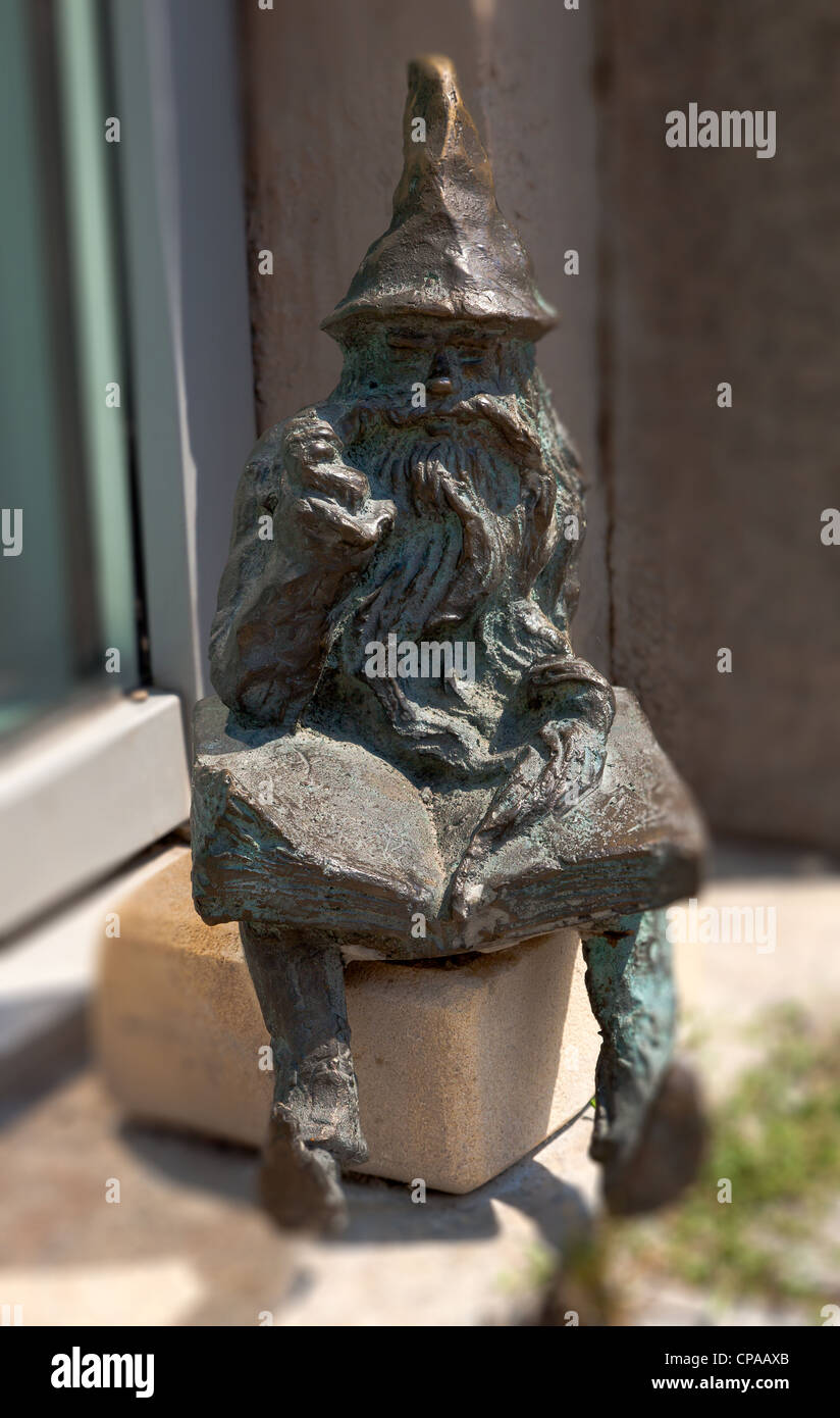 Queste piccole sculture in bronzo di fiaba gli gnomi sono lontani dal turismo icone che essi prima sembrano essere. Foto Stock