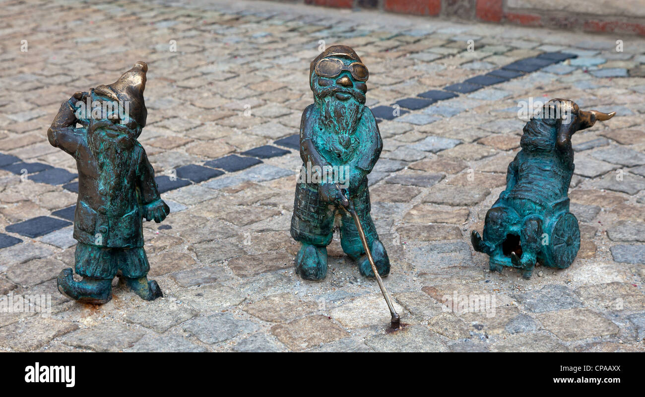 Queste piccole sculture in bronzo di fiaba gli gnomi sono lontani dal turismo icone che essi prima sembrano essere. Foto Stock