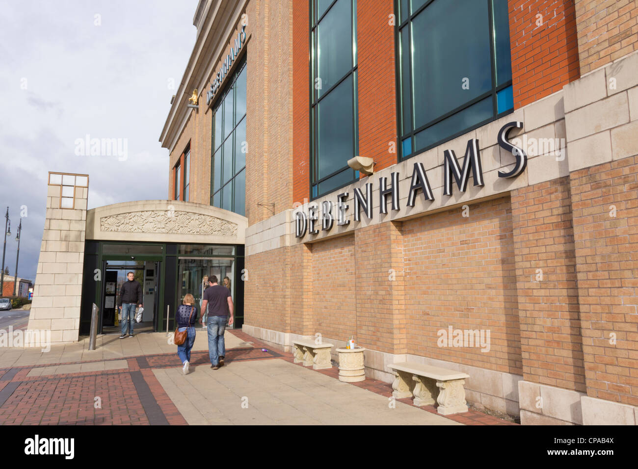 Segno Debenhams adiacente all'ingresso al di fuori del reparto store presso il Trafford Centre near Manchester. Foto Stock
