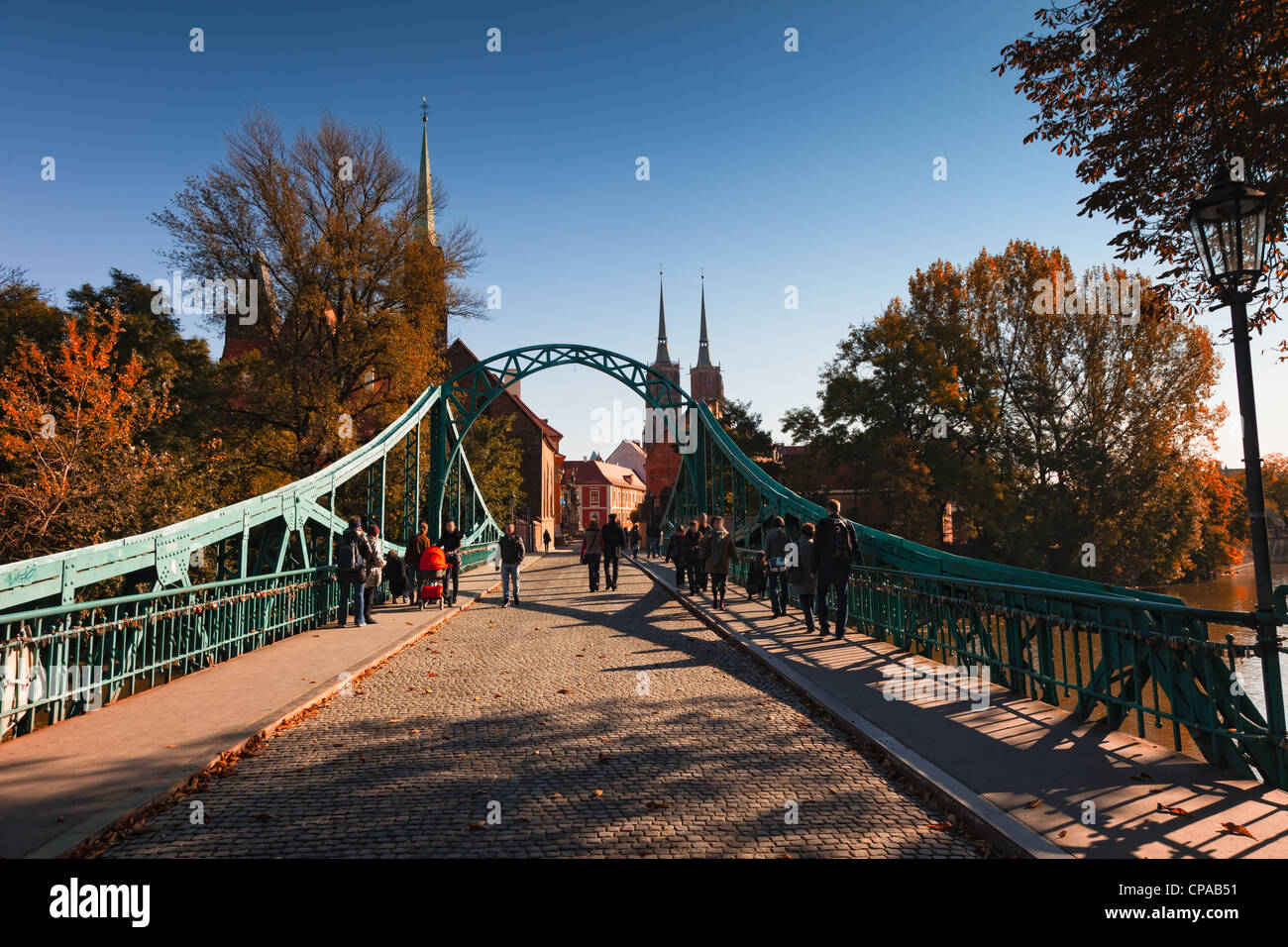 Il Tumsky ponte di collegamento è il Katedra con il centro della città di Wroclaw Foto Stock