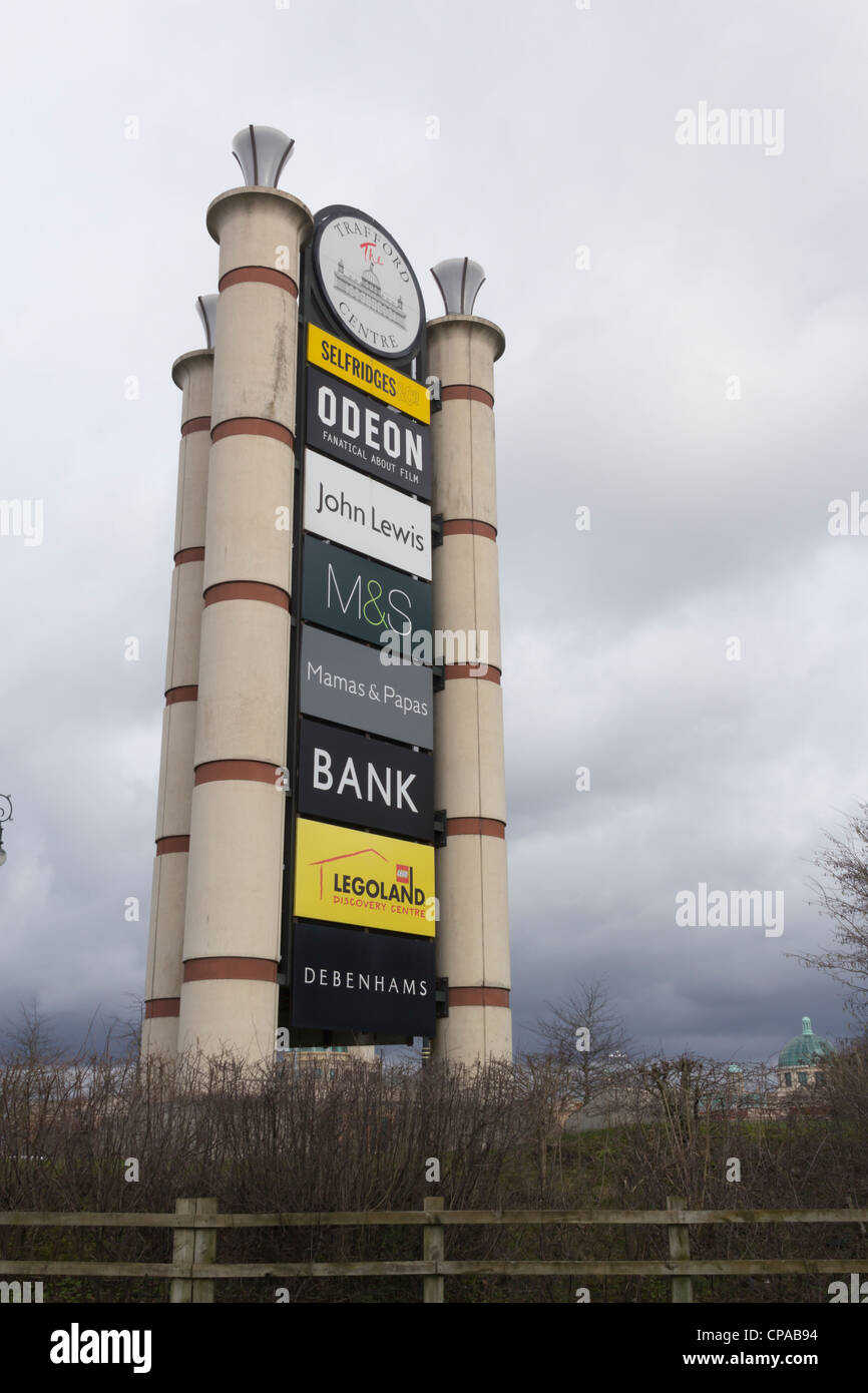 Segno indicante il locatario negozi al di fuori del nord Ingresso Ovest del Trafford Centre near Manchester. Foto Stock