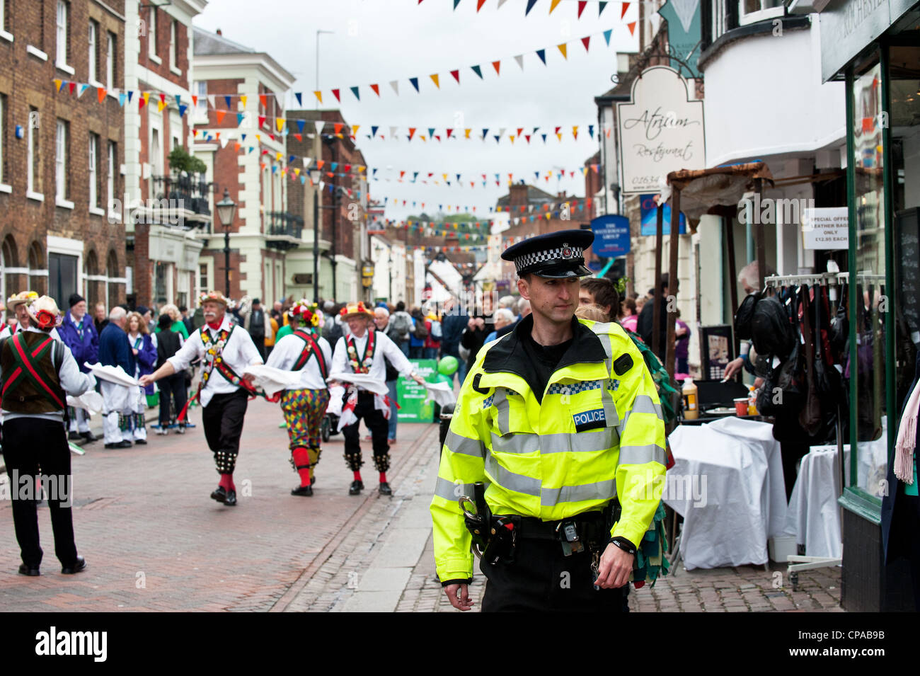 Un poliziotto in servizio durante il Festival spazia in Rochester Kent Foto Stock