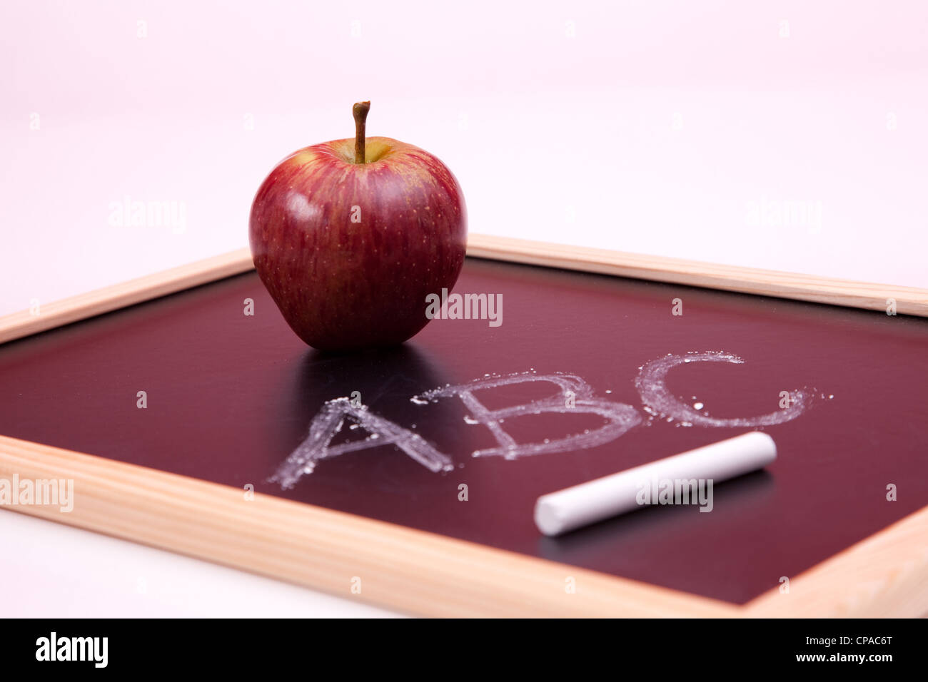 ABC lettere scritte su una lavagna con un rosso apple (messa a fuoco selettiva) Foto Stock