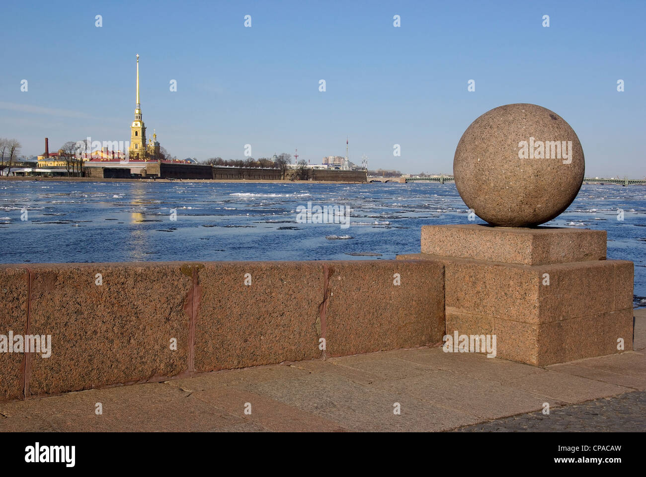 La Russia. San Pietroburgo. La freccia di Vasilevsky Island. La fortezza di Pietro e Paolo. La deriva del ghiaccio sulla Neva. Foto Stock