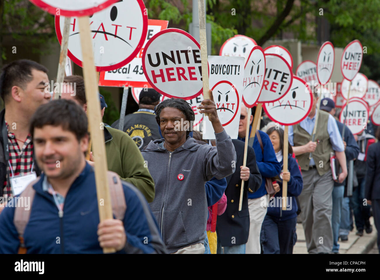 Una linea di picchetto al Hyatt Regency O'Hare supporta Hyatt lavoratori che stanno cercando di unire il Unite qui hotel lavoratori unione. Foto Stock