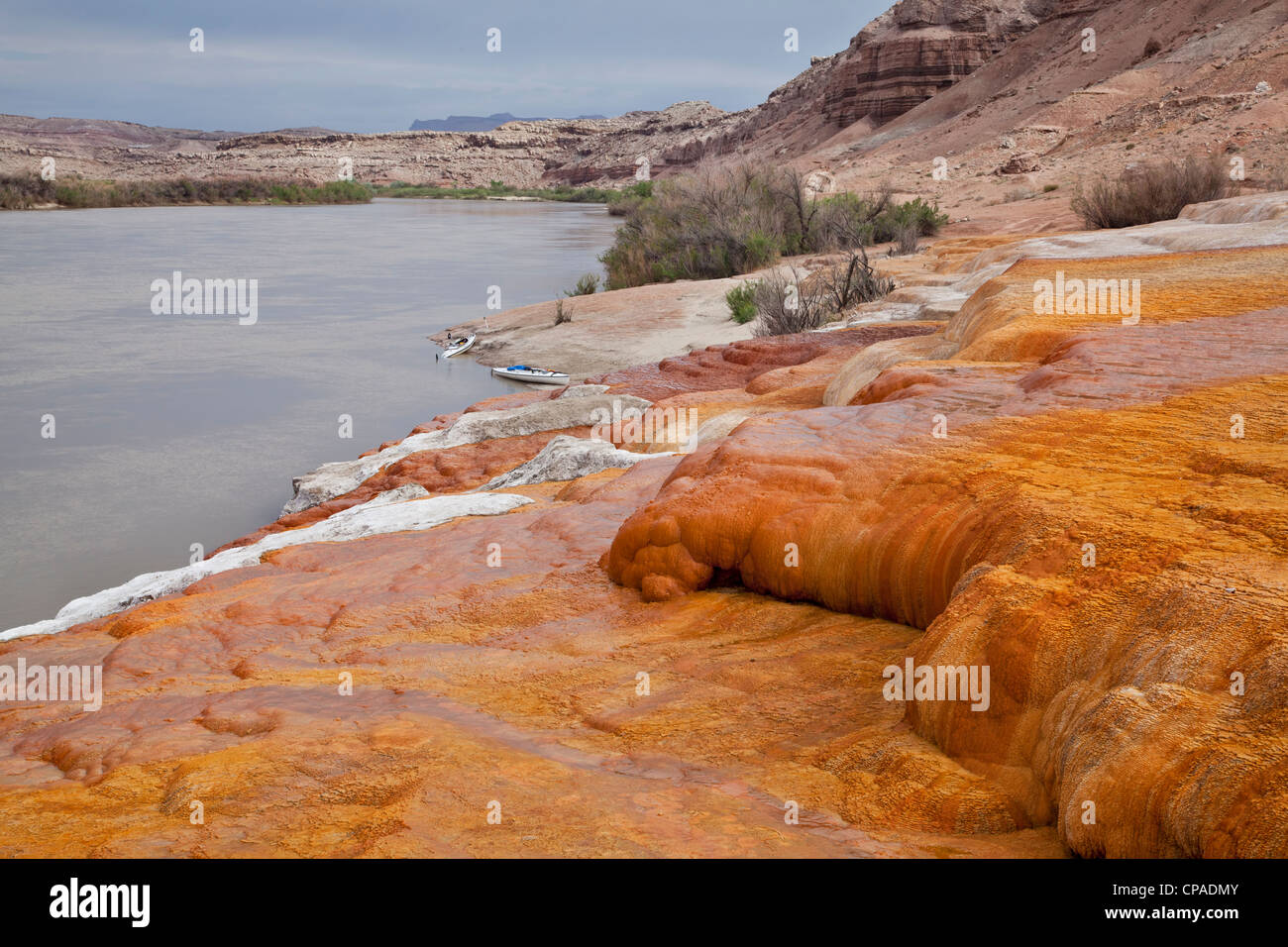 Green River a Crystal Geyser sotto città di Green River, Utah - una riva coperta con orange depositi minerali, due kayak Foto Stock