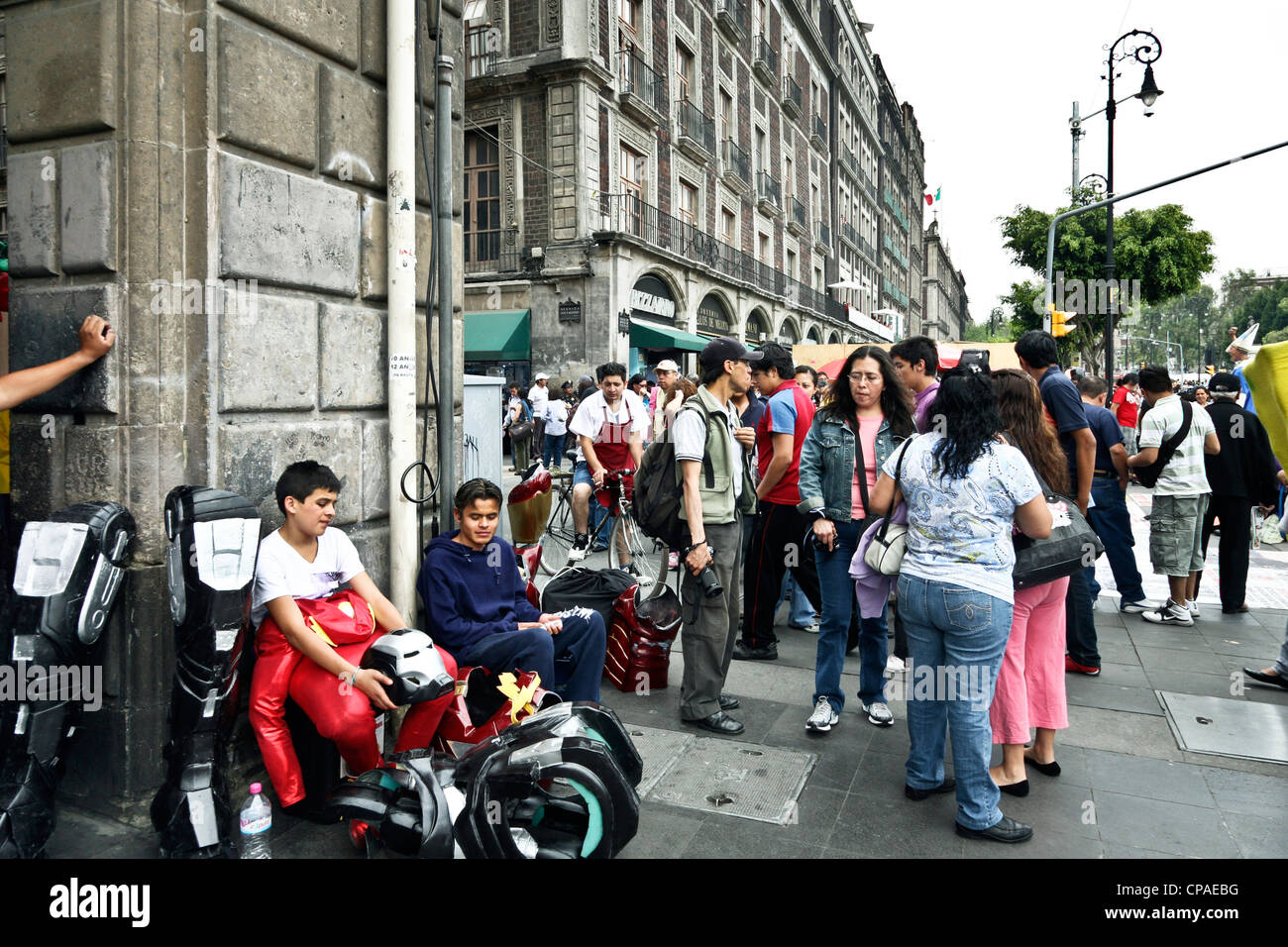 Affollato marciapiede ad angolo di strada nel Centro Historico distretto centrale di Città del Messico Foto Stock