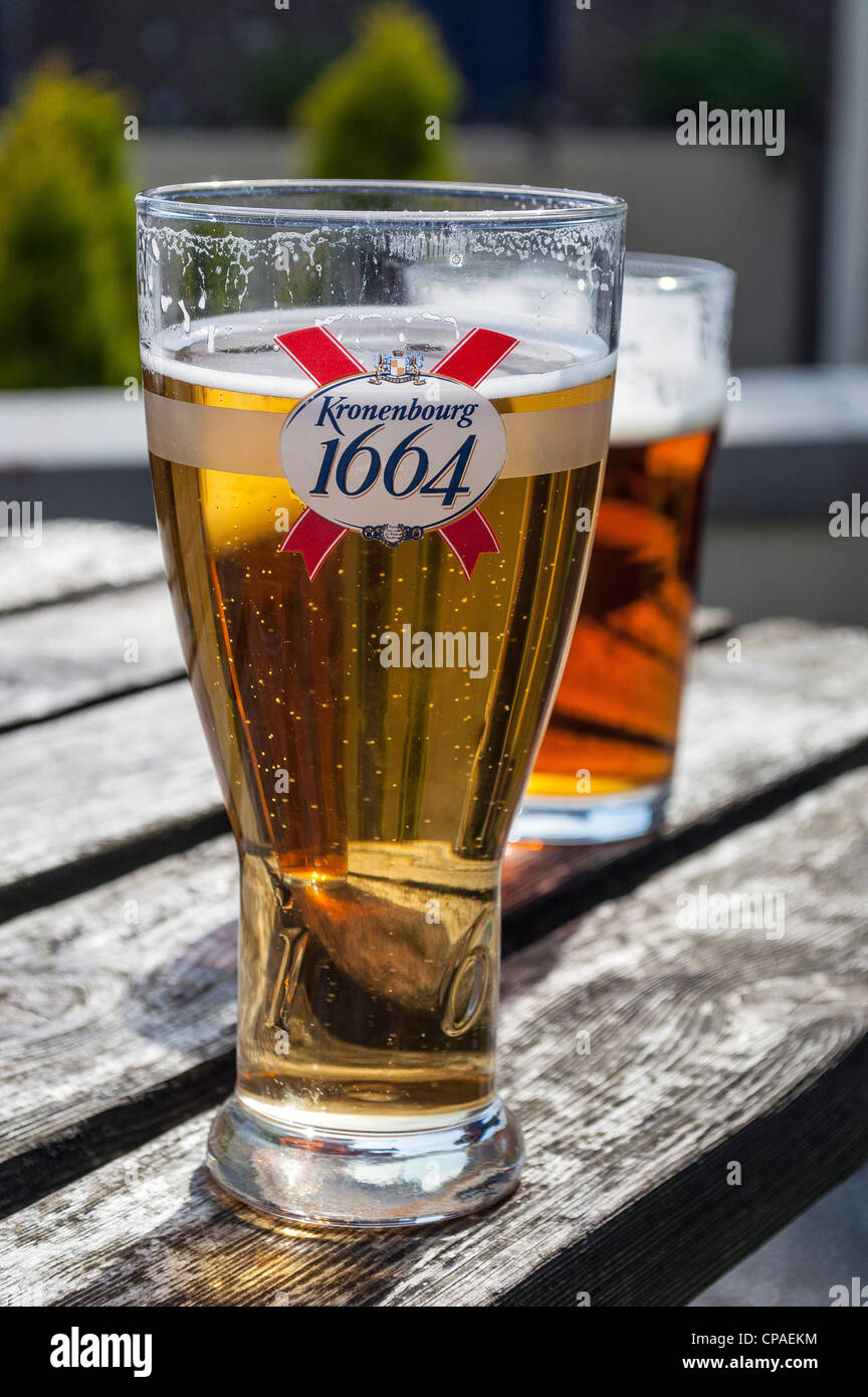 Una pinta di birra e una pinta di birra sul tavolo di legno nel giardino della birra Foto Stock