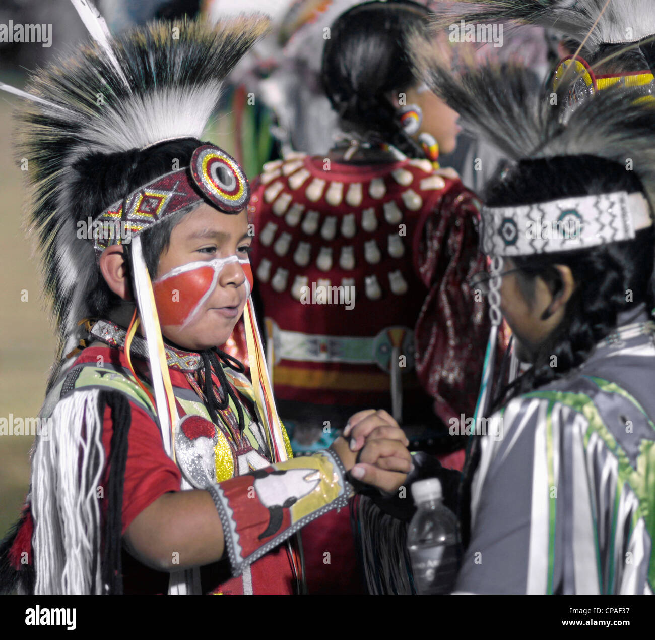 Stati Uniti d'America, Arizona, Scottsdale. Inter-tribal dance presso la Montagna Rossa Eagle powwow presso il fiume sale Pima-Maricopa comunità indiana. Foto Stock