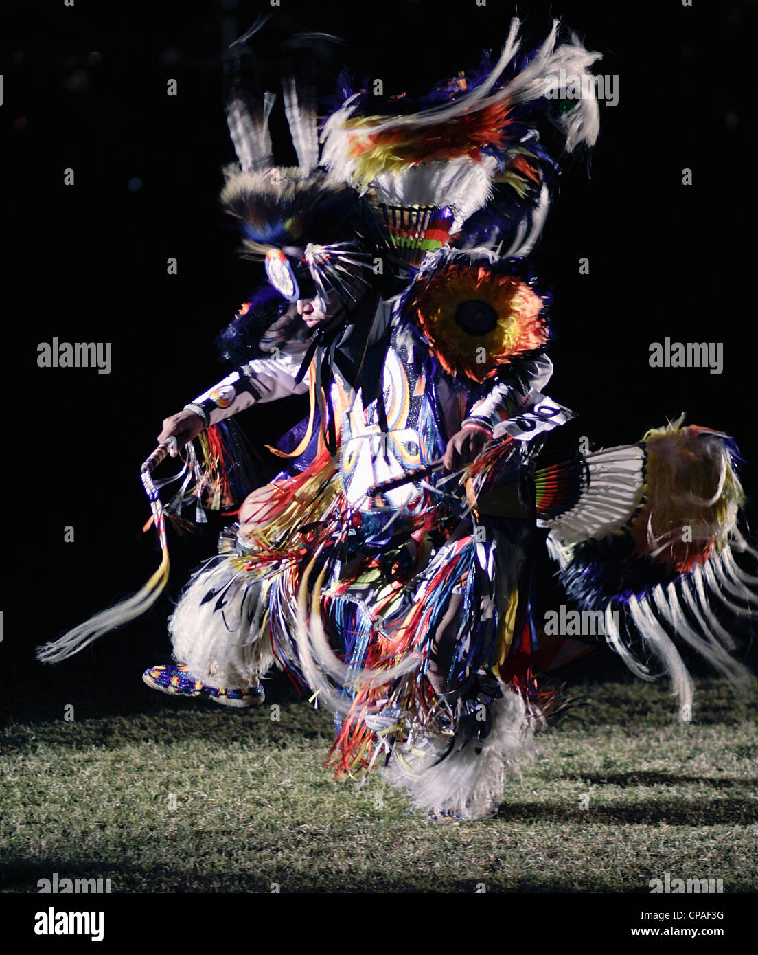 Stati Uniti d'America, Arizona, Scottsdale. Fancy dance contest, alla Montagna Rossa Eagle powwow, sale fiume Pima-Maricopa comunità indiana. Foto Stock