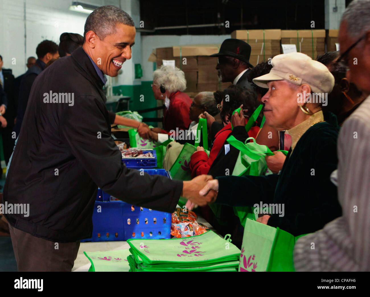 Il presidente Barack Obama e la First Lady Michelle Obama e Sasha e Malia Obama alla capitale Area Banca alimentare Foto Stock