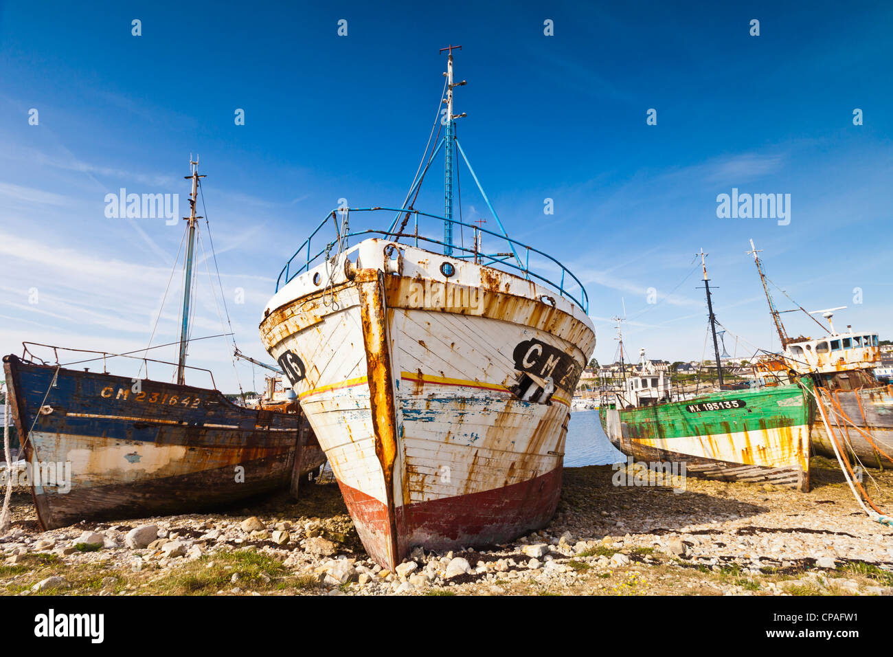 Abbandonate le barche da pesca tirato su di una spiaggia di Camaret-Sur-Mer, una località di villeggiatura in Finisterre, Brittany, Francia. Foto Stock