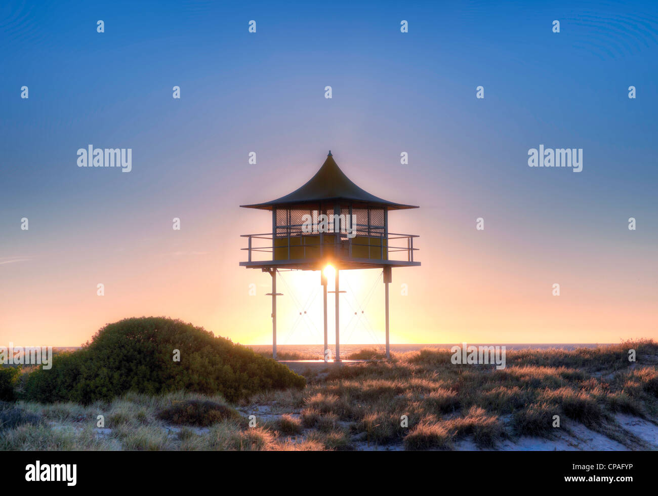 Tramonto dietro surf life savers rescue lookout station Foto Stock