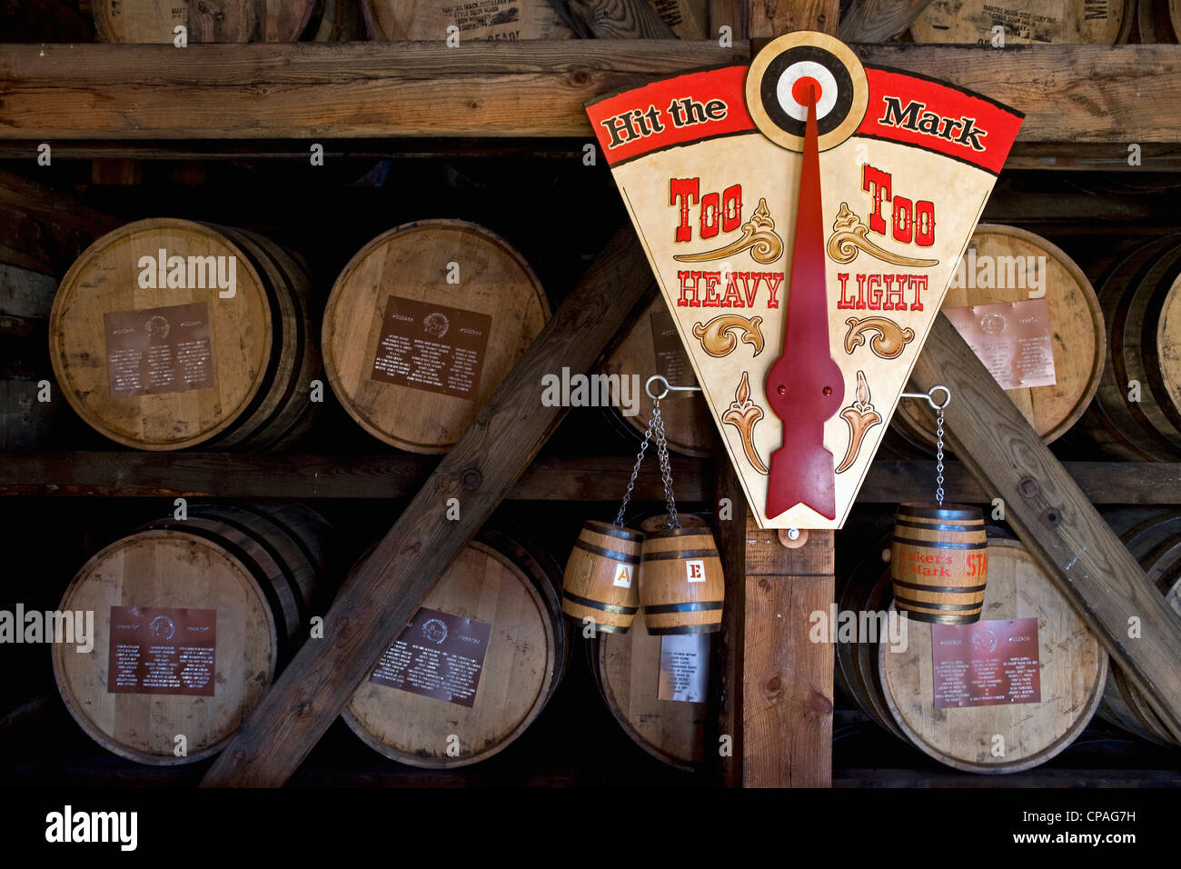 Stati Uniti d'America, Kentucky, Loretto. Borbone affinamento in botti di legno a Maker's Mark Kentucky bourbon distilleria, vicino a Loreto, KY. Foto Stock