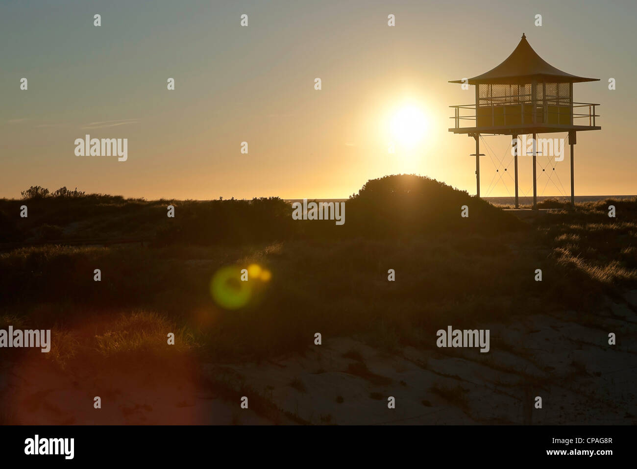 Tramonto dietro surf life savers rescue lookout station Foto Stock