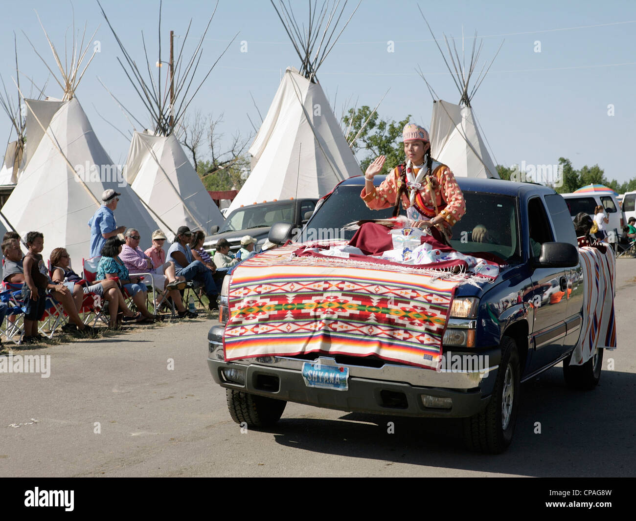 Stati Uniti d'America, Montana, Crow Agenzia. Partecipante di prendere parte ad una parata tenutasi durante il corvo annuale Fiera di Crow agenzia, Montana. Foto Stock