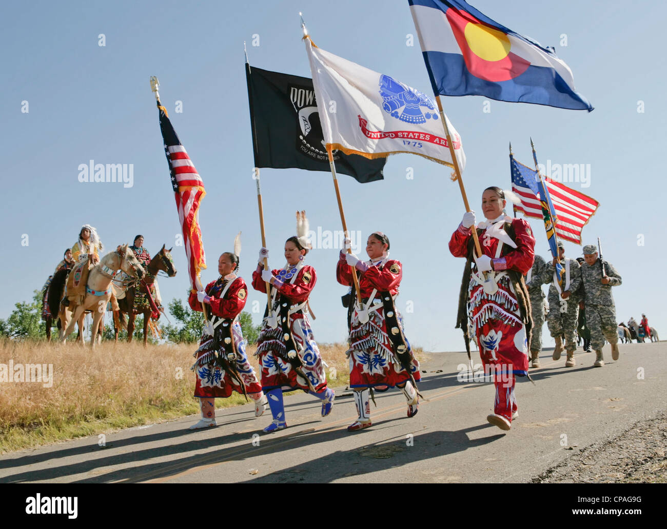 Stati Uniti d'America, Montana, Crow Agenzia. Nativi americani riservisti dell'esercito in un corteo durante il corvo annuale Fiera di Crow agenzia, Montana. Foto Stock