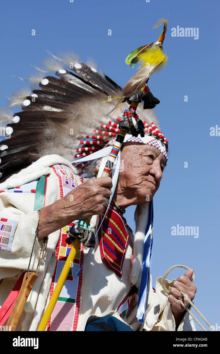 Stati Uniti d'America, Montana, Crow Agenzia. Crow capo, in piena regalia che indossa una guerra cofano, durante l'annuale Fiera Corvo Foto Stock