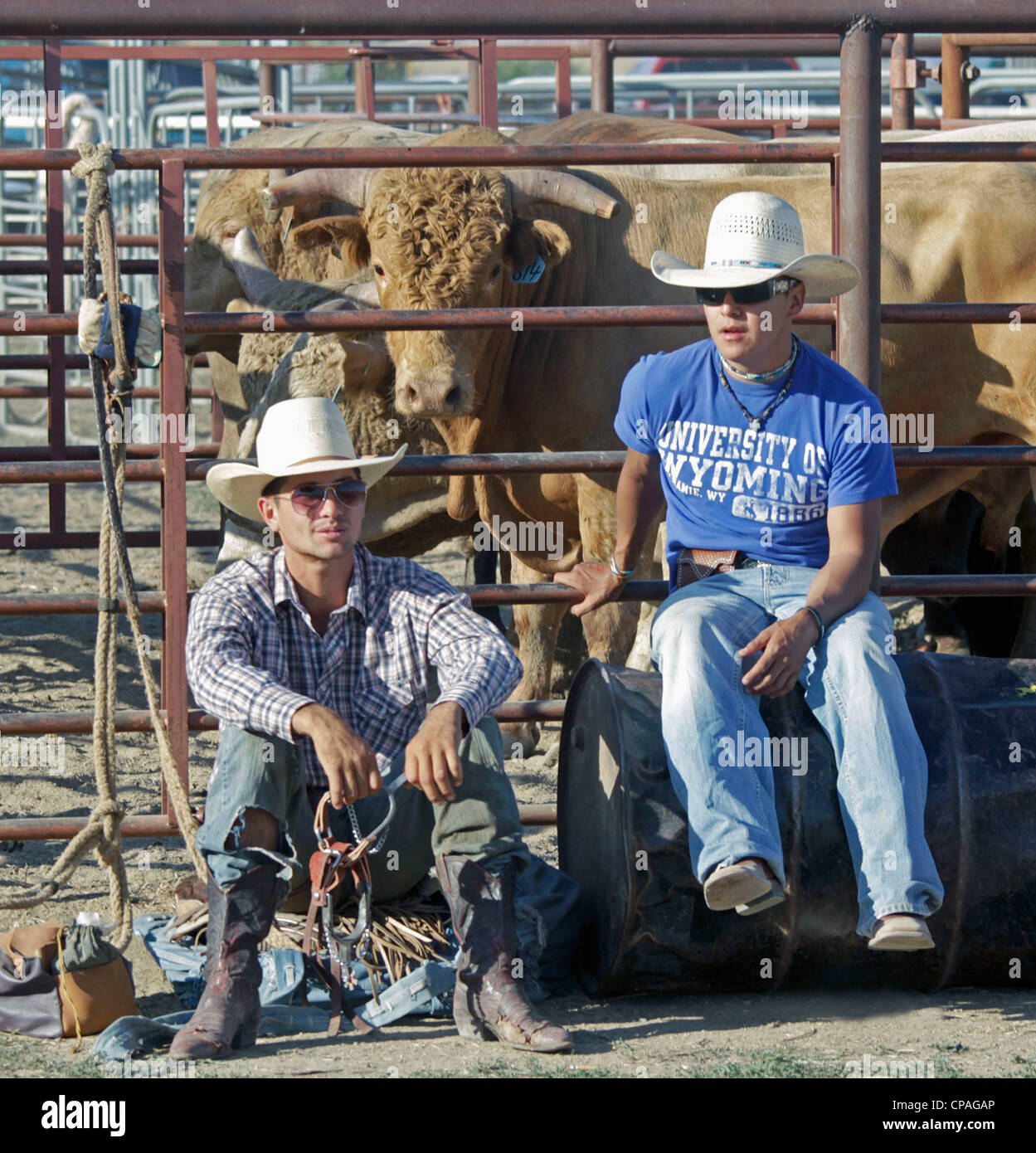 Stati Uniti d'America, Montana, Crow Agenzia. I partecipanti al toro di equitazione evento del rodeo annuale tenutasi durante la fiera di corvo, Foto Stock