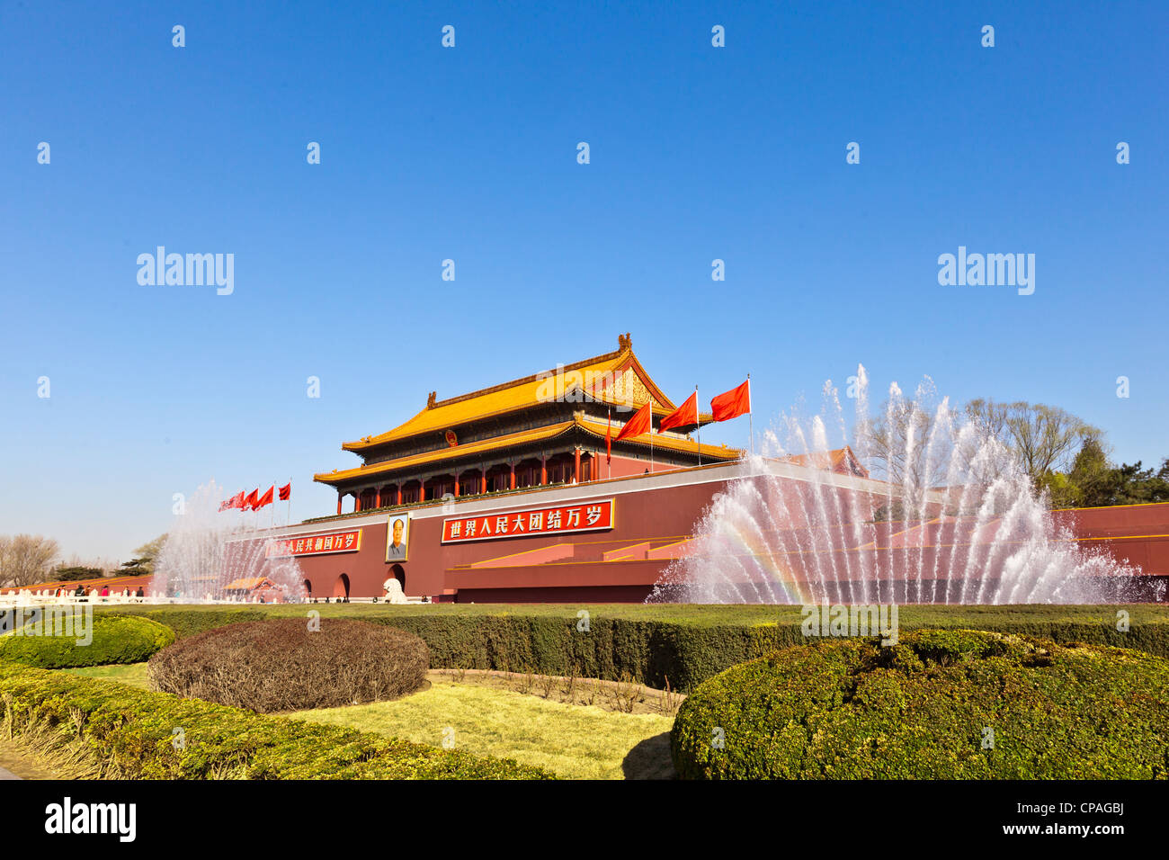 Piazza Tian'anmen, la Porta della Pace Celeste, a sud della Città Proibita di Pechino, Cina, visto su un mattino luminoso in primavera. Foto Stock