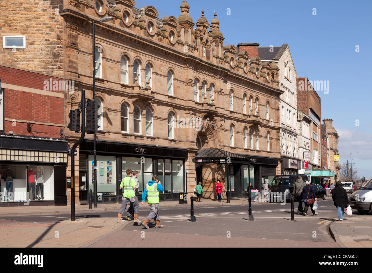 Il Centro Civico, un vecchio edificio in pietra arenaria in Barnsley, South Yorkshire, persone che camminano da. Foto Stock