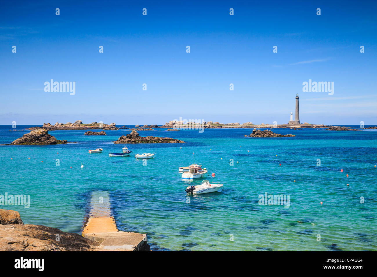 Il faro Ile Vierge su una soleggiata giornata estiva, sulla costa nord di Finisterre, Bretagna Francia Foto Stock