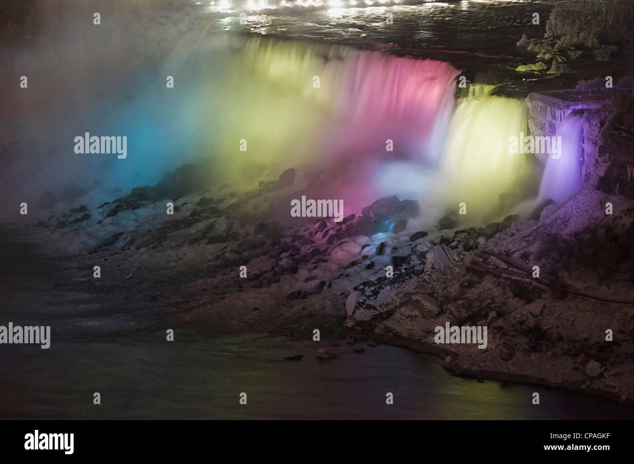 Noi, New York, le Cascate del Niagara. Ruotare la luce colorata sul display Cascate Americane, la miglior vista dal lato canadese. Foto Stock