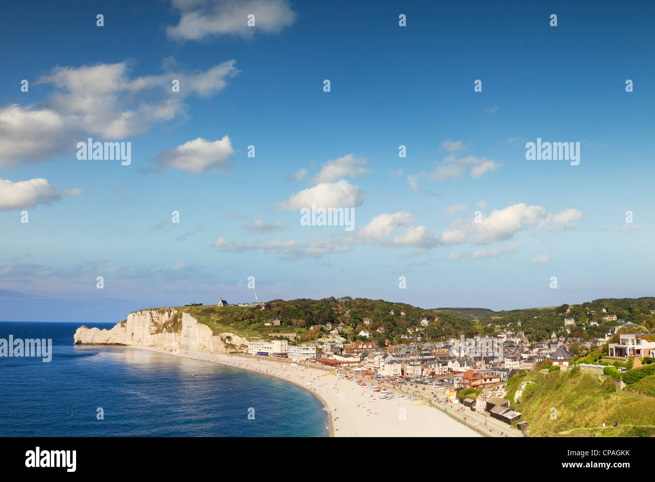 La città balneare di Etretat, Normandia, Francia, con le sue spiagge e le sue scogliere di gesso. Foto Stock