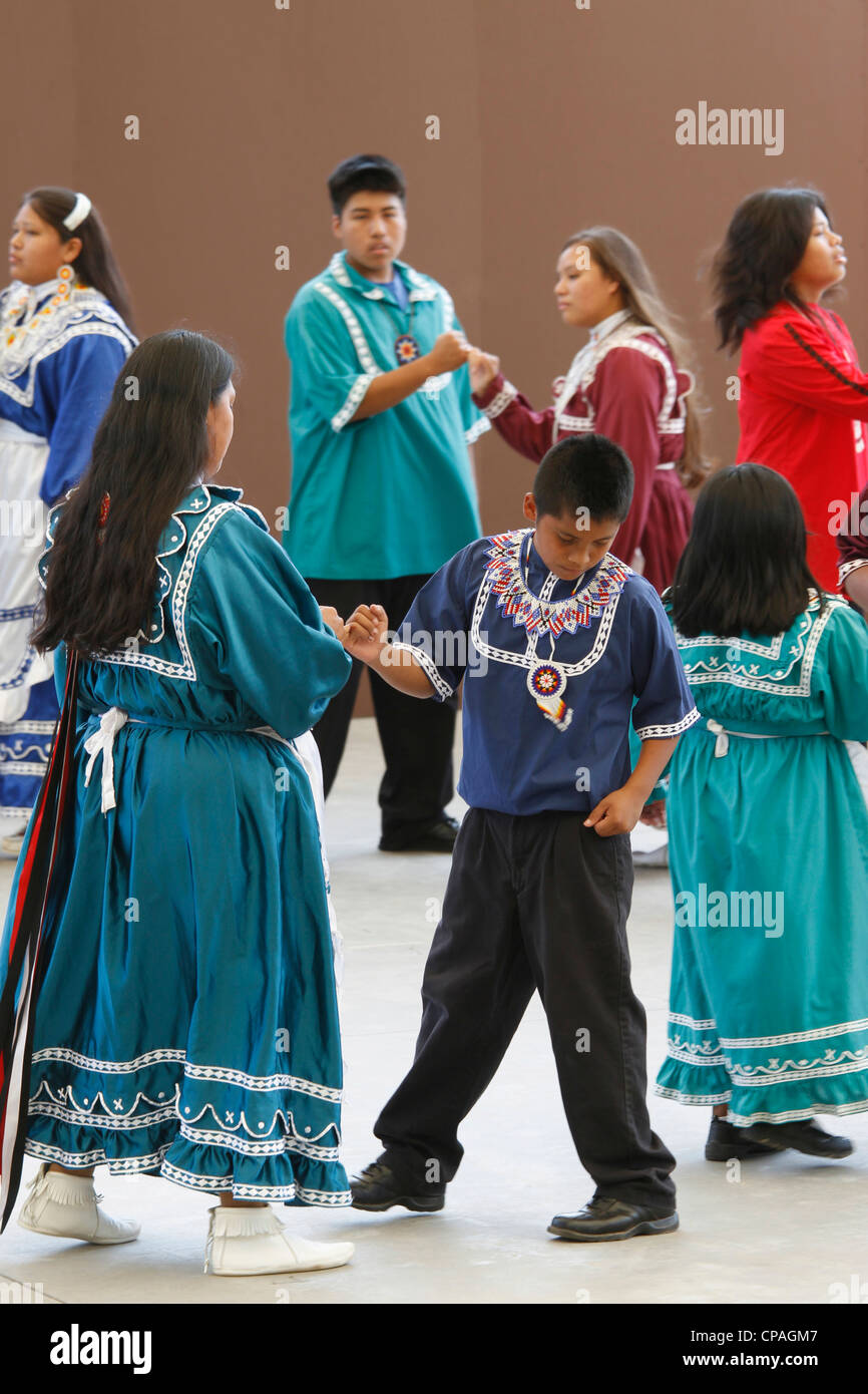 Stati Uniti d'America, North Carolina, Cherokee. Guerre indiane indiani eseguendo una danza sociale sul palco durante il Sudest annuale Festival della tribù. Foto Stock
