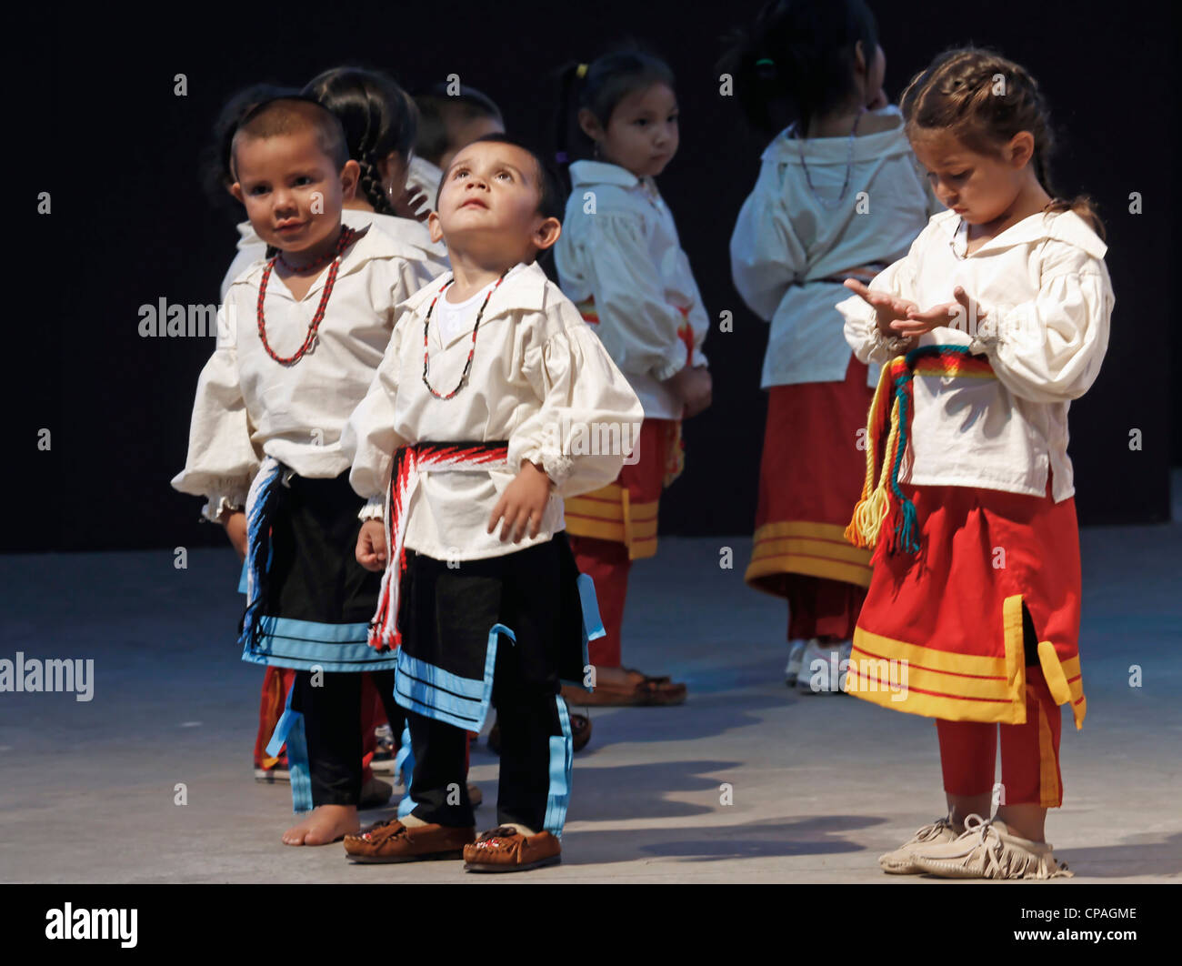 Stati Uniti d'America, North Carolina, Cherokee. Giovani Cherokees esibirsi sul palco durante il Sudest annuale Festival della tribù. Foto Stock