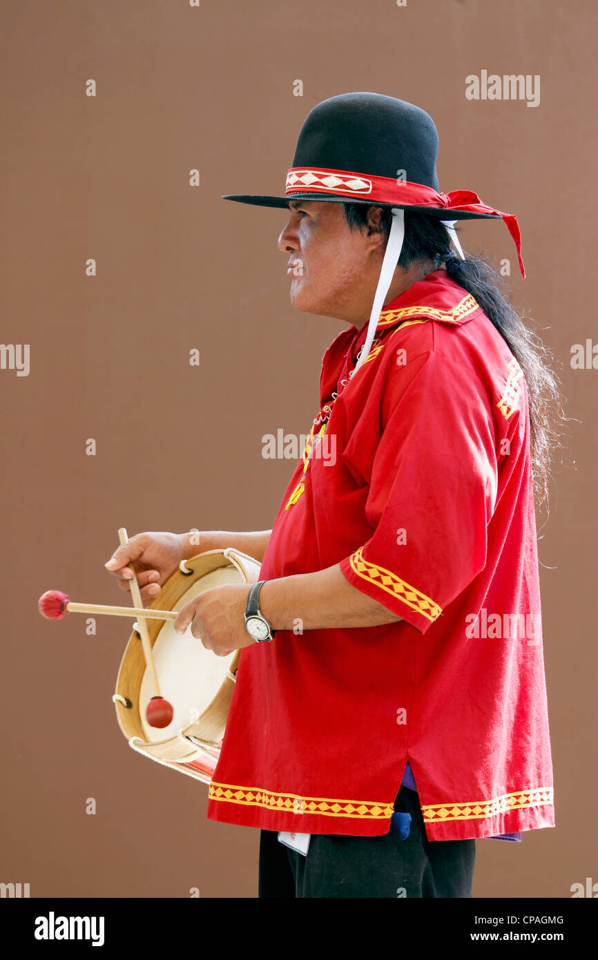 Stati Uniti d'America, North Carolina, Cherokee. Guerre indiane batterista Indiano sul palco durante il Sudest annuale Festival della tribù. Foto Stock