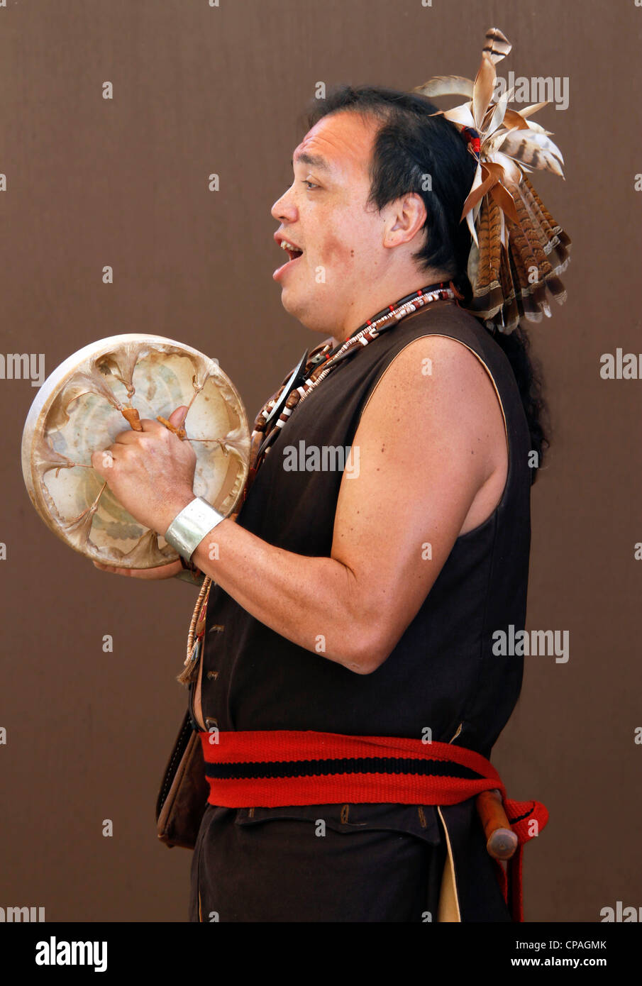 Stati Uniti d'America, North Carolina, Cherokee. Indiani Cherokee batterista sul palco durante il Sudest annuale Festival della tribù. Foto Stock