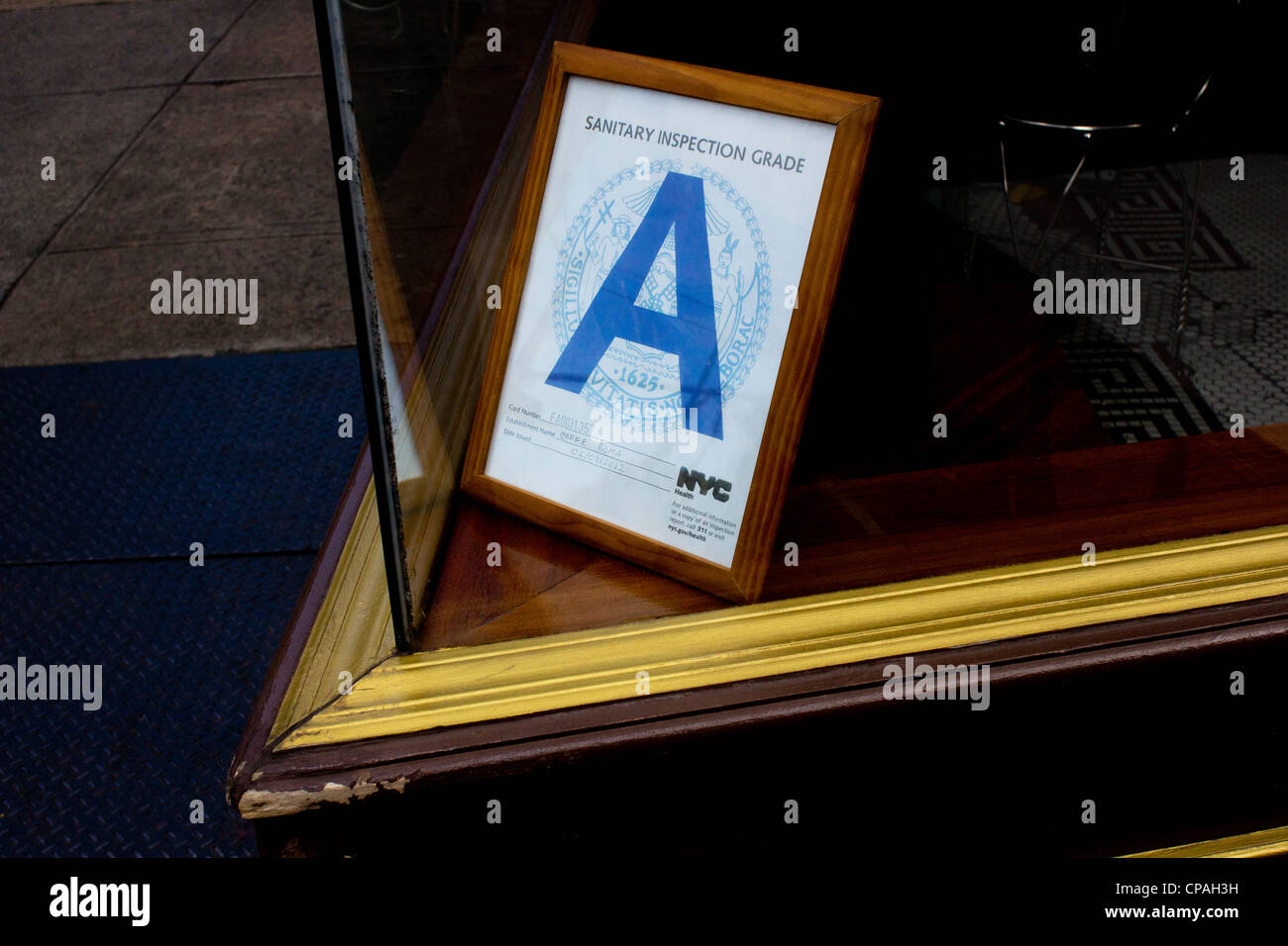 Un segno che mostra questa piccola Italia il caffè bar ha una ispezione sanitaria la guida di rating di A. Foto Stock