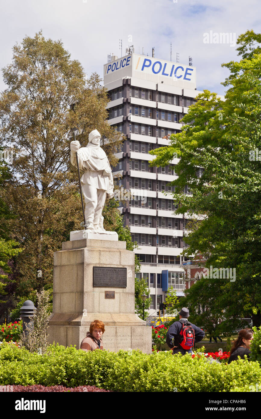 Il monumento al Capitano Robert Falcon Scott, che morì di ritorno dal Polo Sud e la stazione centrale di polizia, Christchurch Foto Stock