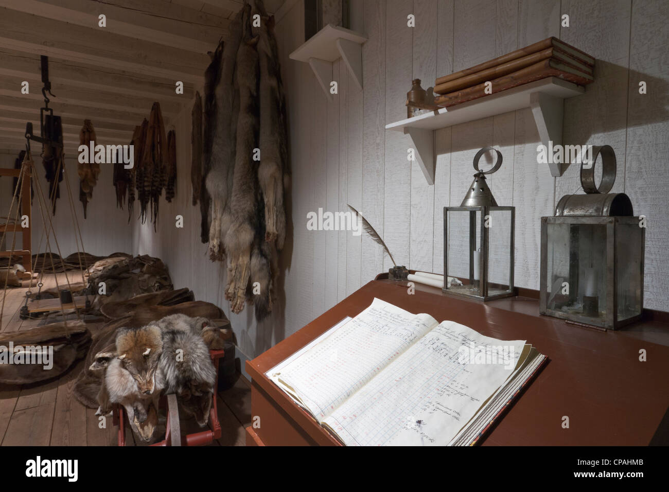Ledger e scrivania in magazzino di pelliccia, Ft. Vancouver National Historic Site, Vancouver, Washington Foto Stock