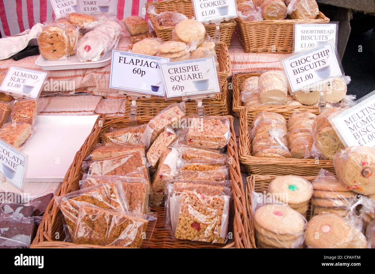 Flapjacks e biscotti in vendita presso Stokesley Farmers Market, Stokesley, North Yorkshire, Inghilterra, Regno Unito Foto Stock