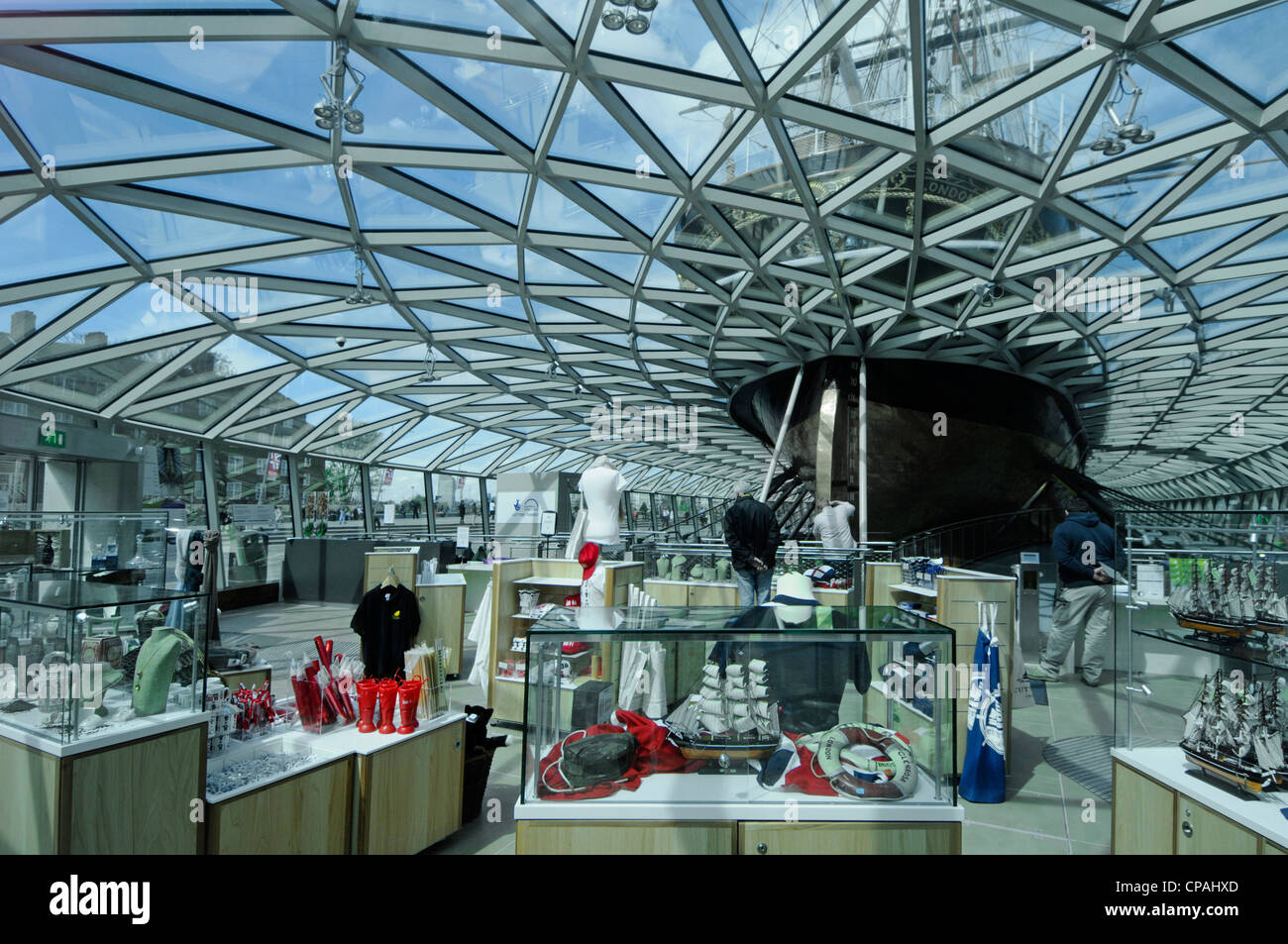 Cutty Sark Clipper Ship sul display come una attrazione turistica dopo il restauro a seguito di un incendio di grandi proporzioni vista di regali Foto Stock