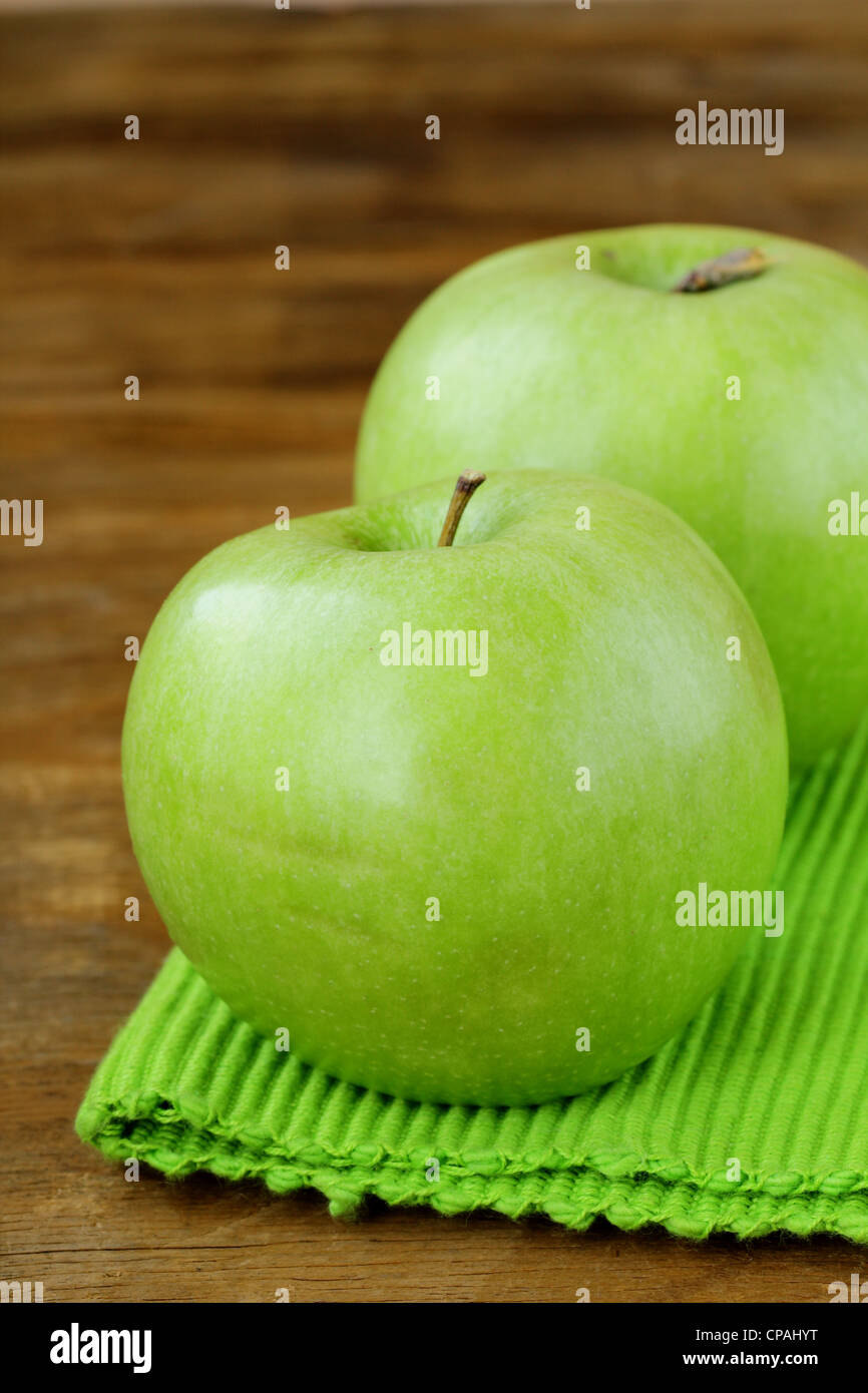 Green mele fresche su uno sfondo di legno Foto Stock
