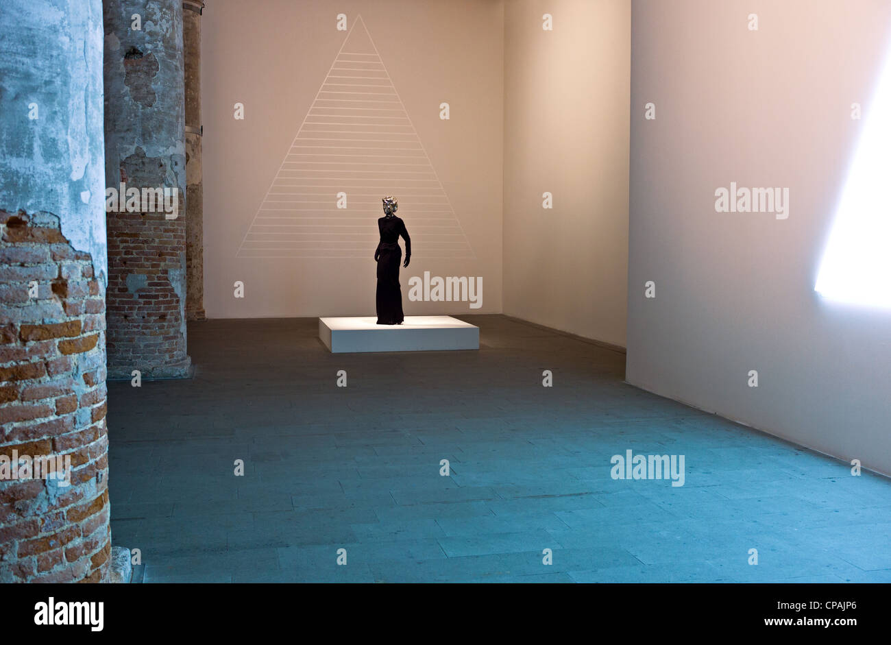 L'Italia, Venezia, Biennale 2011, un manichino di Thu Perret in mostra d arte moderna dell'Arsenale di sale Foto Stock