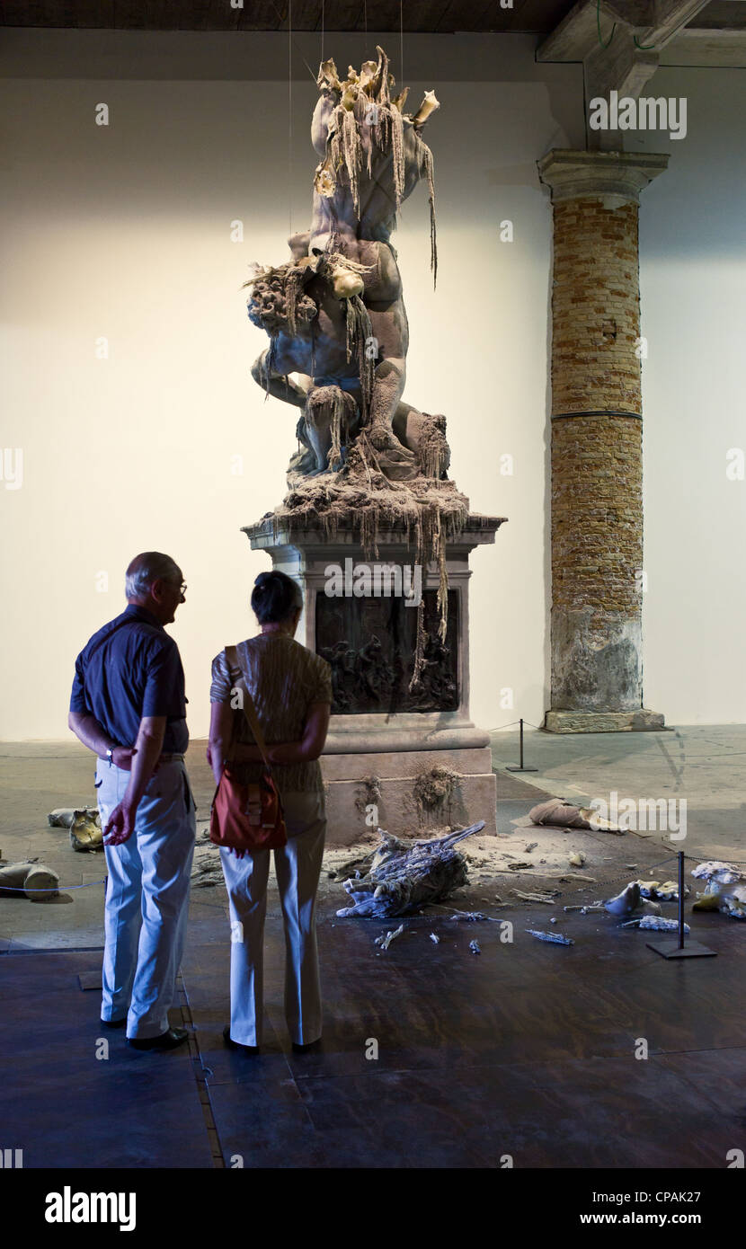 L'Italia, Venezia, Biennale 2011, la gente in mostra d arte moderna dell'Arsenale di sale Foto Stock