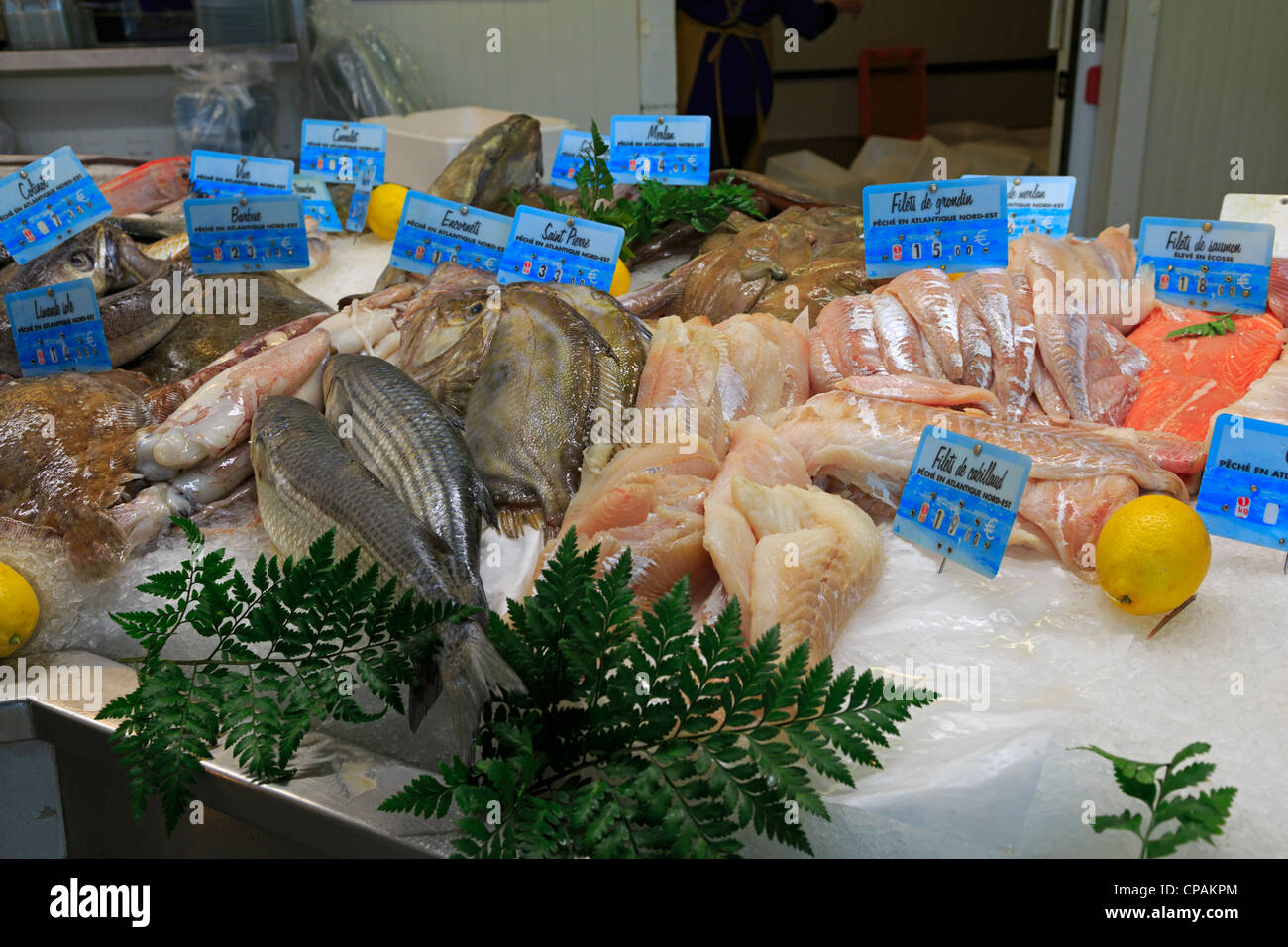 Pesce fresco per la vendita su un mercato locale in Honfleur, in Normandia. Foto Stock