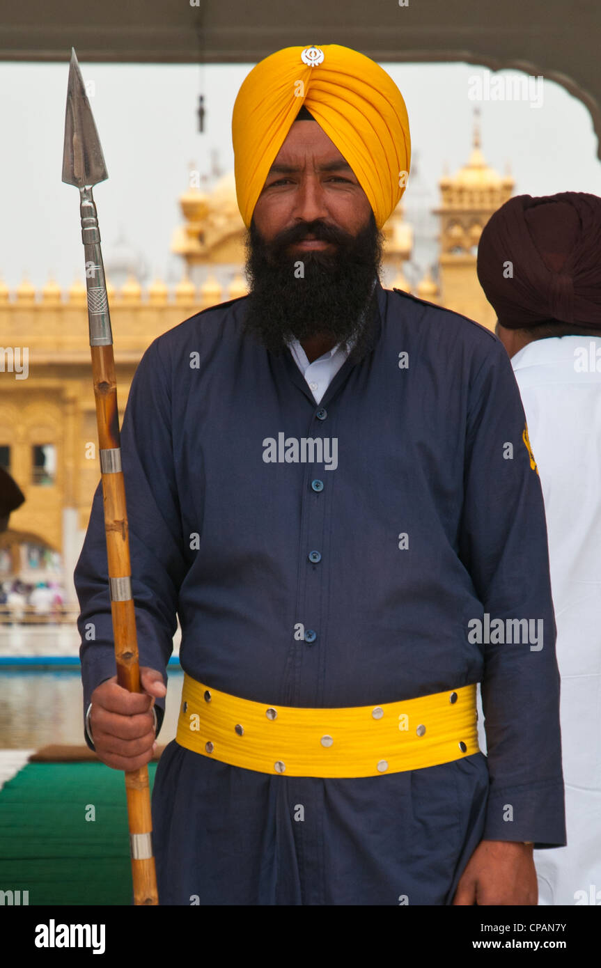 Una guardia Sikh presso il Tempio d'oro di Amritsar, India. Foto Stock