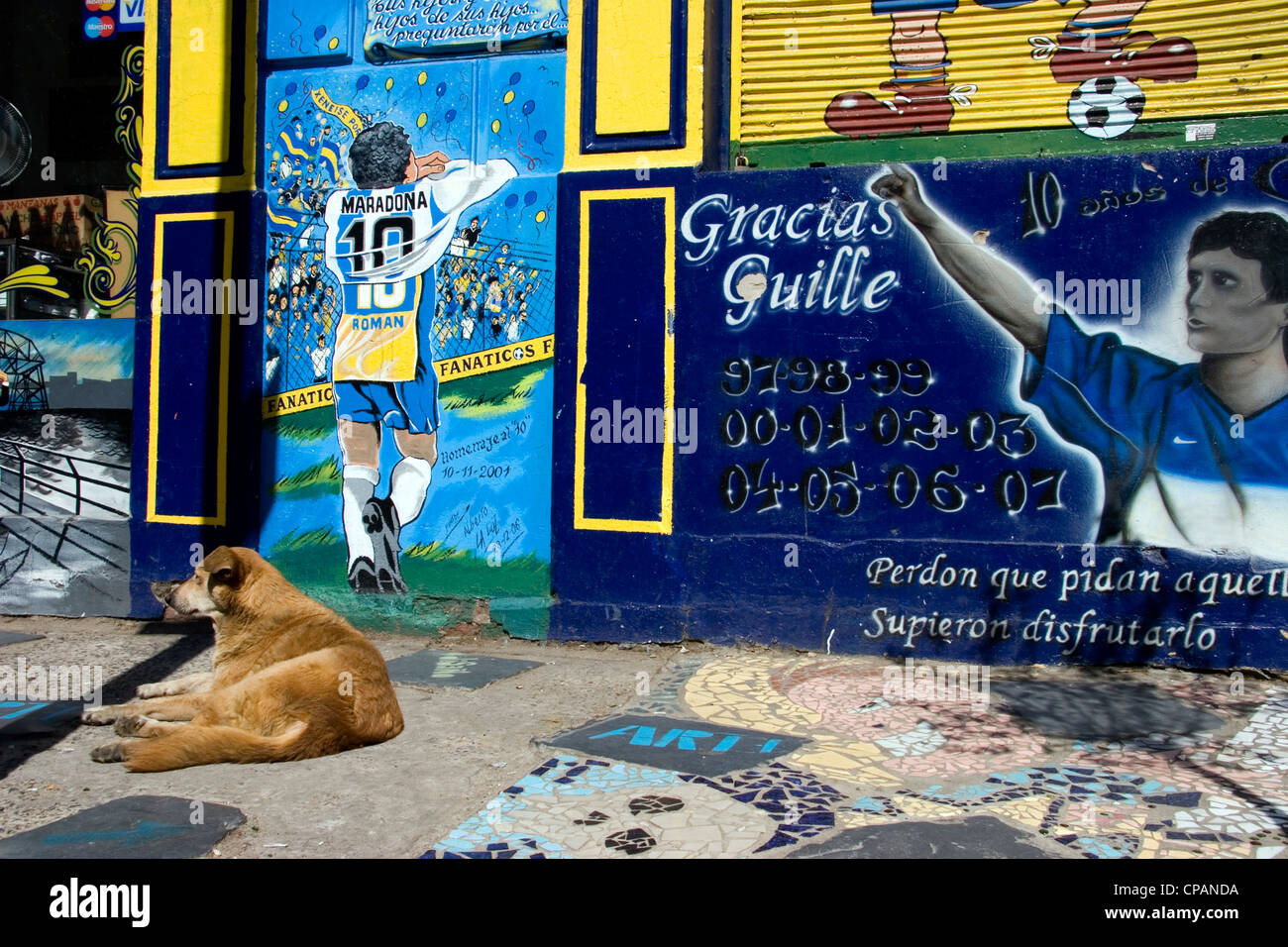 Un murale di Diego Maradona e Roman Riquelme nella La Boca distretto di Buenos Aires, Argentina. Foto Stock