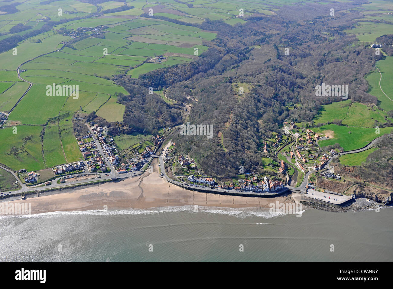 Vista aerea di una città del nord della Costa dello Yorkshire Foto Stock