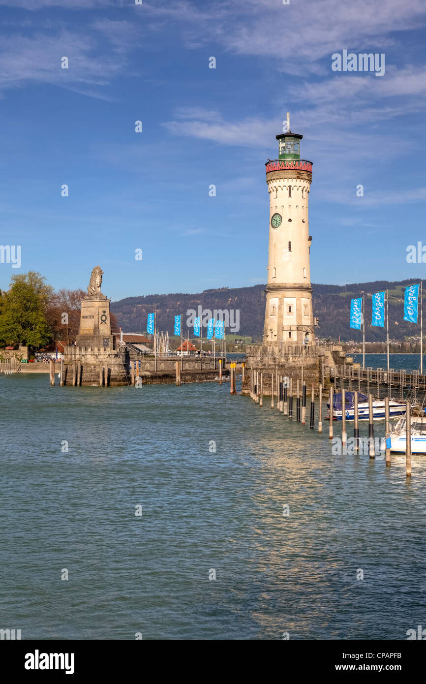 Nuovo faro di lindau e leone bavarese all'ingresso del porto immagini e