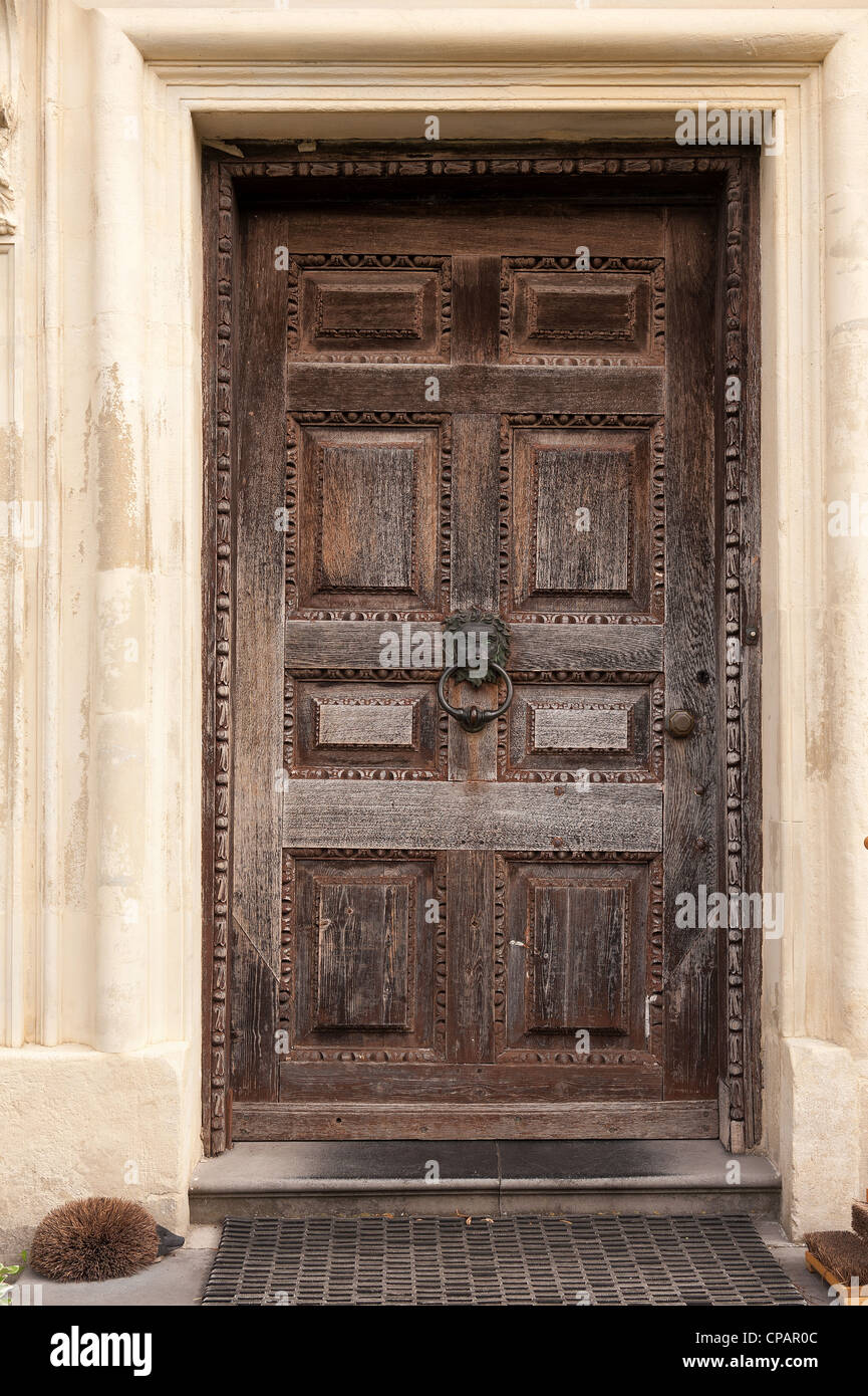 Fatte a mano vecchi su misura in legno di quercia porta anteriore pieno di carattere contrastante con pietra di Portland architrave Foto Stock