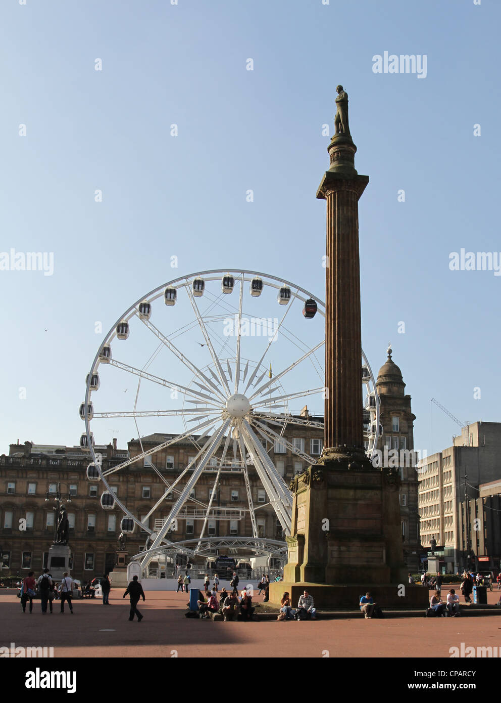 Sir Walter Scott Monument e la ruota di glasgow george square glasgow Scozia marzo 2012 Foto Stock