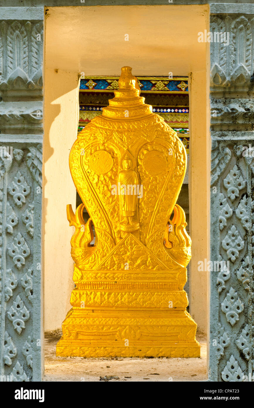 Oro scultura di Buddha nel tempio buddista. Foto Stock