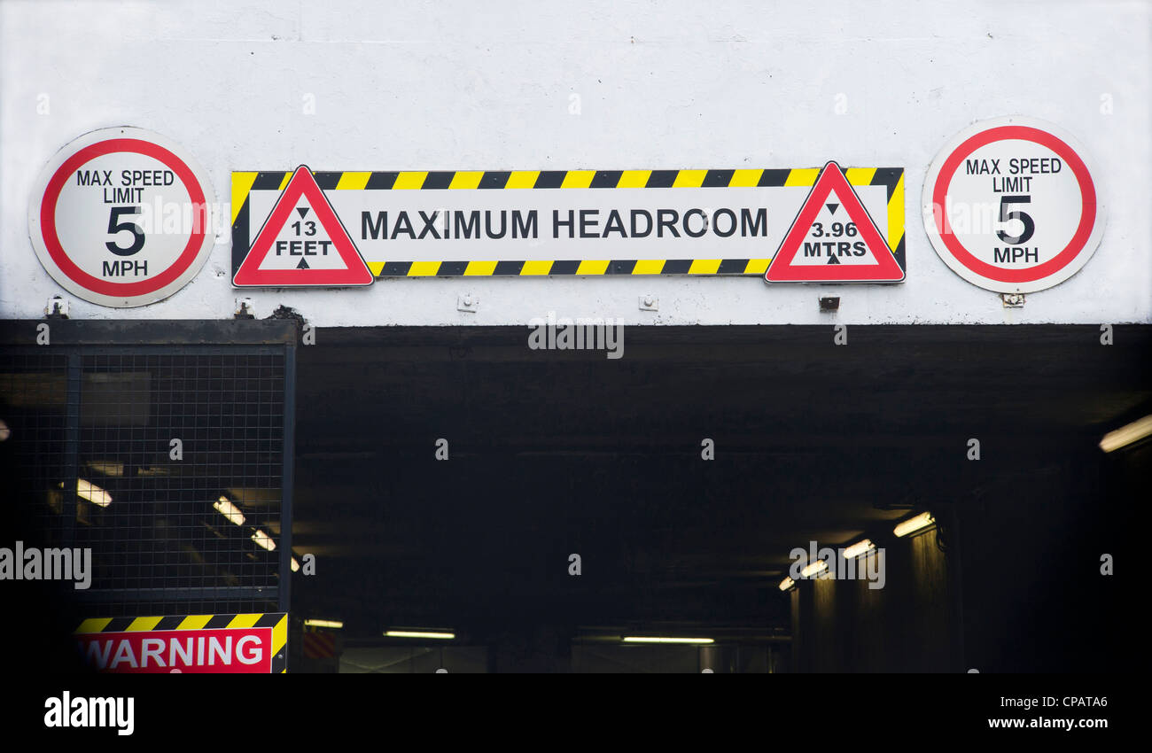 Altezza segno di avvertimento per veicoli che viaggiano sotto il tunnel di bassa Foto Stock