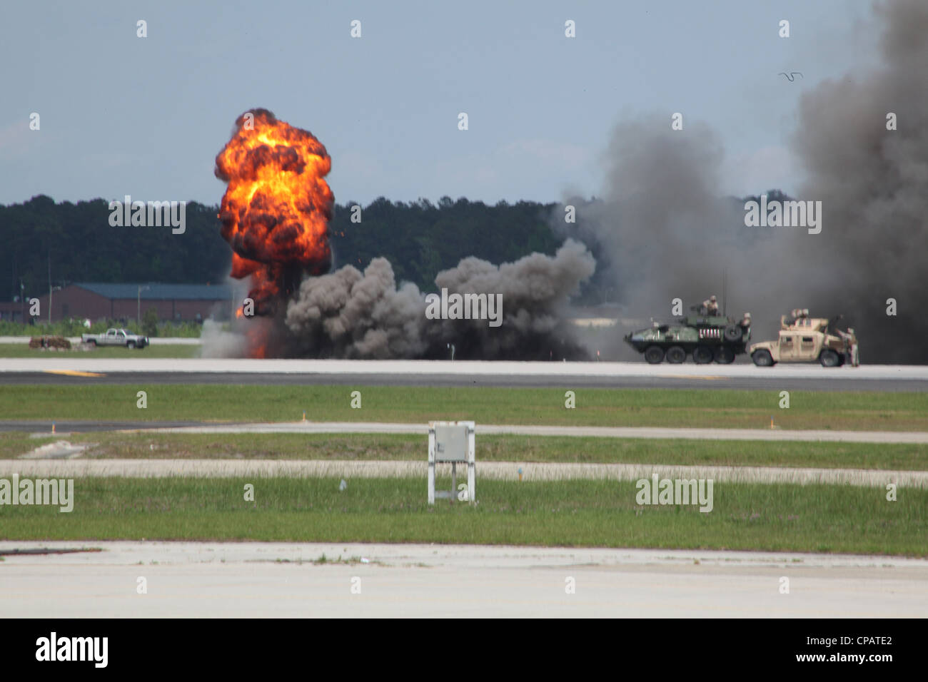 Decine di atti si sono esibiti nella notte di apertura del 2012 Cherry Point Air Show, il 4 maggio, presso la Marine Corps Air Station Cherry Point, N.C. L'Air Show, che si svolge dal 4 al 6 maggio, è una celebrazione del patrimonio che circonda 100 anni di aviazione marina. Foto Stock